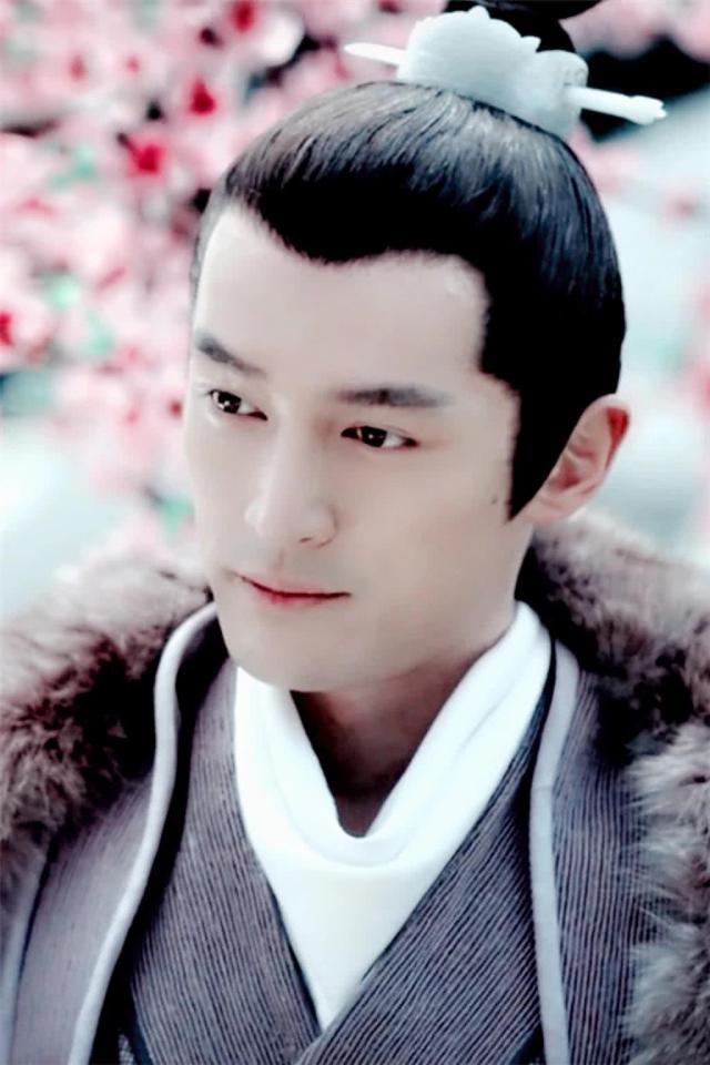 标准准的桃花眼,含情脉脉,眼尾微微下垂,似笑非笑,乱人心绪,剑眉入鬓