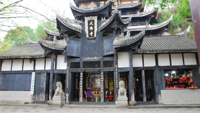 除了美食外,重庆也是一个国内热门旅游地,景点众多,比如说朝天门