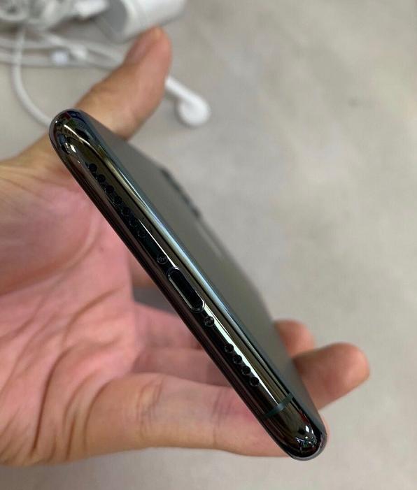 iphone11pro系列的边框可是采用不锈钢金属,硬度非常高.