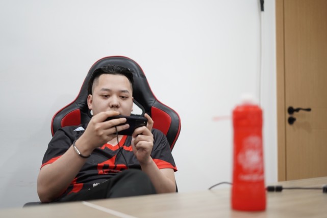 人物志ag超玩会六点六为梦前行的不死战神