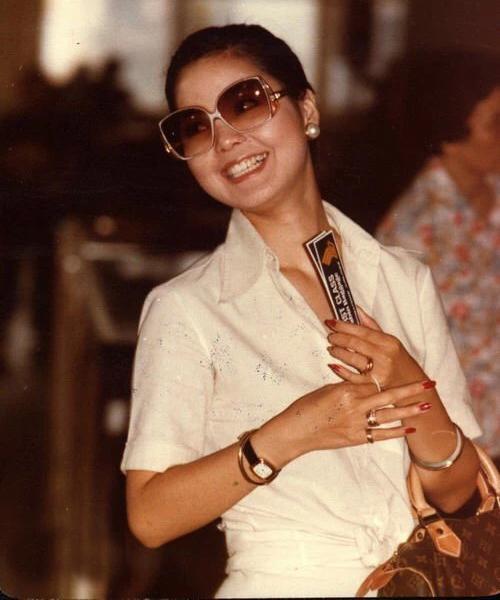 邓丽君逝世25周年,回头来看她才是贵气与时尚的先驱者,机场街拍的鼻祖