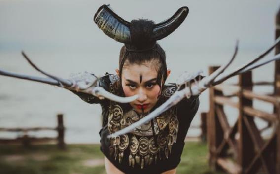 节目中,小白兔跳了一段《长甲舞》.