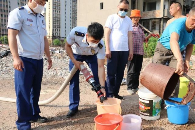 铃铛资讯 别担心 消防车送水来了 消防车 消防员 陈家湾