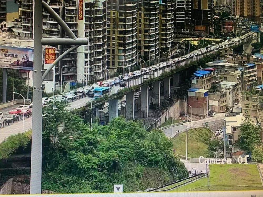 交通一度中断贵阳观山东路突发交通事故