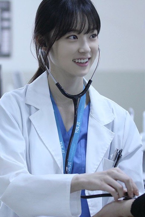韩国热播剧《机智医生生活》女医生戏外都美翻了