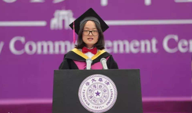还记得去年清华毕业生张薇的演讲吗?