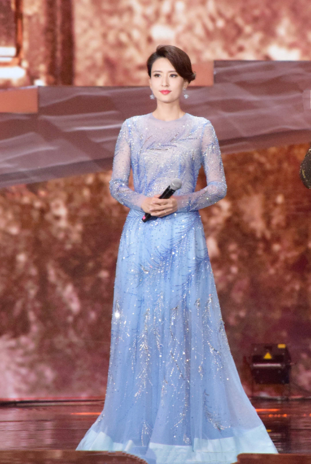 著名主持张蕾气质绝了!穿白色波点连衣裙配腰带,美得精致高级