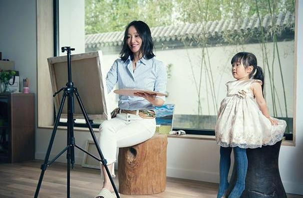 赵子琪家里画室空间很大,而且设计在了一楼,这样显得光线比较好,原木