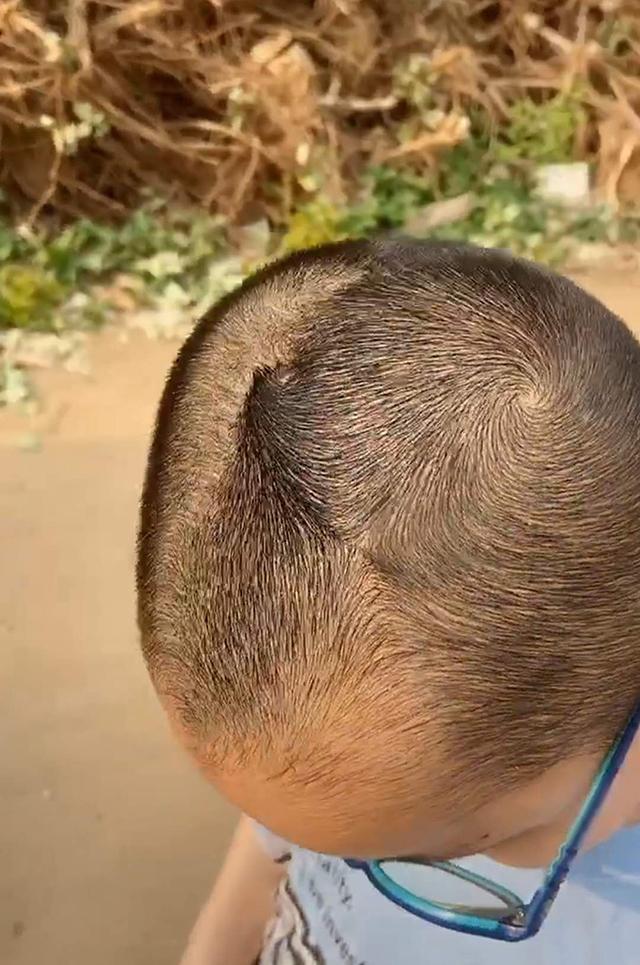 小男孩头顶3个"旋"争奇斗艳,理发师看了无从下手,网友:不是一般人