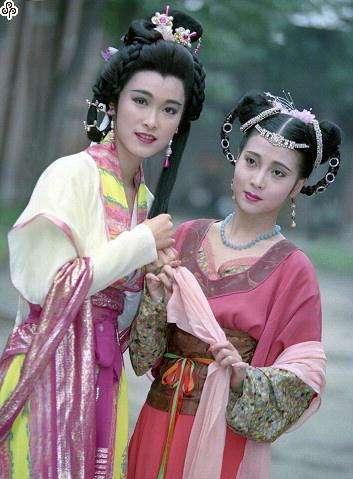 童爱玲从小就长得很漂亮,被星探发掘和黎明拍广告而进入演艺圈,先是