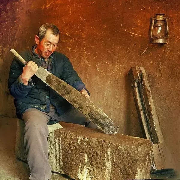 一家的兄弟两个人从很小就要为父母分担家庭的重担,背着竹篓外出劳作