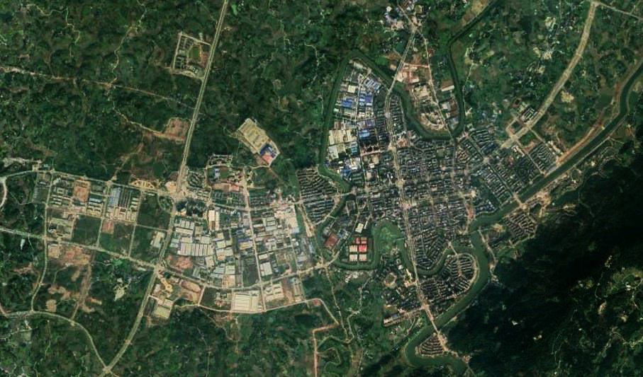 卫星上看四川泸县县城：两河交汇三面临水，曾只是一个小镇