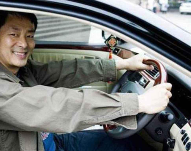 这些娱乐圈里面的明星有钱了不仅会买豪车,而且还会购买跑车,像张翰