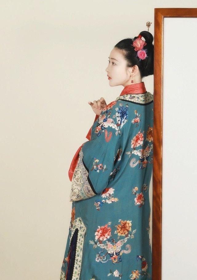 一位网友在家翻出了"老祖宗的服装",展开之后,明白了何为惊艳