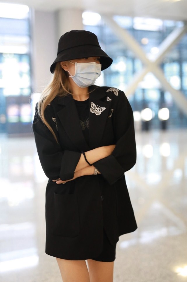 周扬青现身机场,穿大廓形黑色西装秀细腿,分手后身材纤细完美
