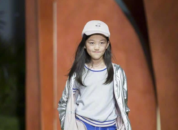 李嫣晒童年照庆祝14岁生日,仅有闺蜜陪伴庆生,王菲李亚鹏双缺席