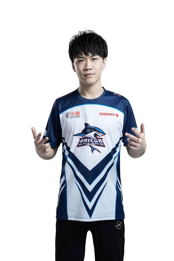 白鲨战队的肖奇伦以高达1.