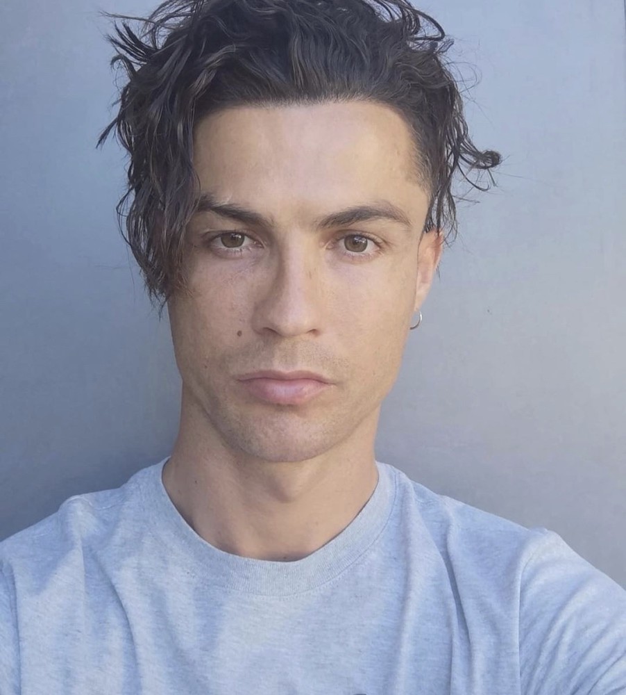 时隔15年后c罗换回泡面头问22亿粉丝可以吗近9百万人点赞