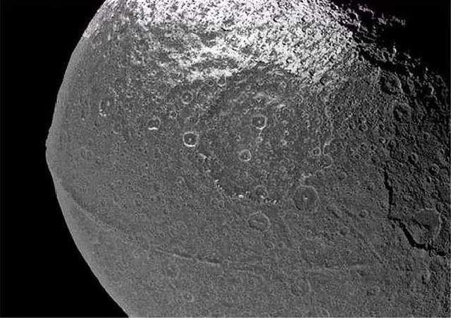 土卫八发现焊接痕迹,网友:宇宙飞船?专家:正在研究