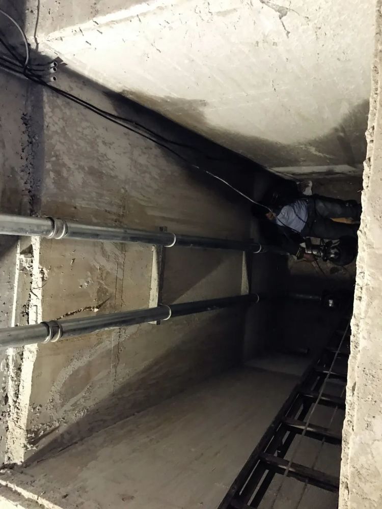 工人掉入电梯井内福州消防紧急救援