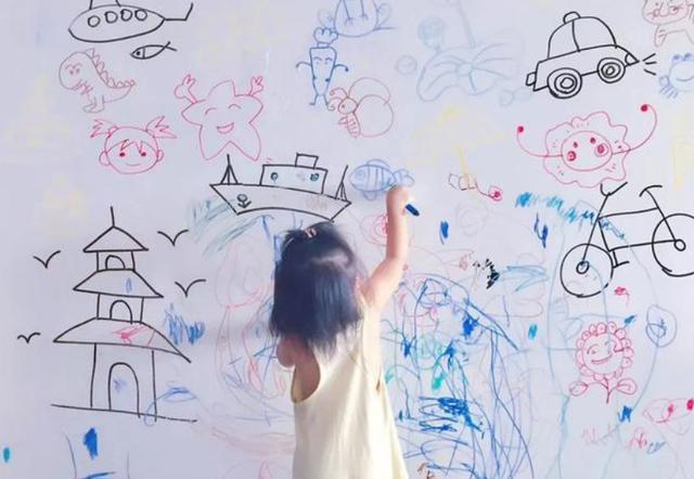 孩子涂鸦墙壁图片