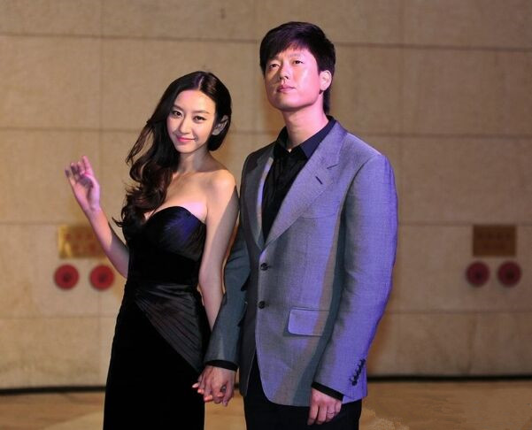 凌潇肃晒照为妻子庆生,唐一菲秀老公儿子,夫妻俩相互称呼好甜蜜