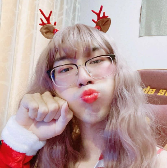 鱼玩快讯王纪超女装惊艳亮相闭上嘴就是超萌小萝莉