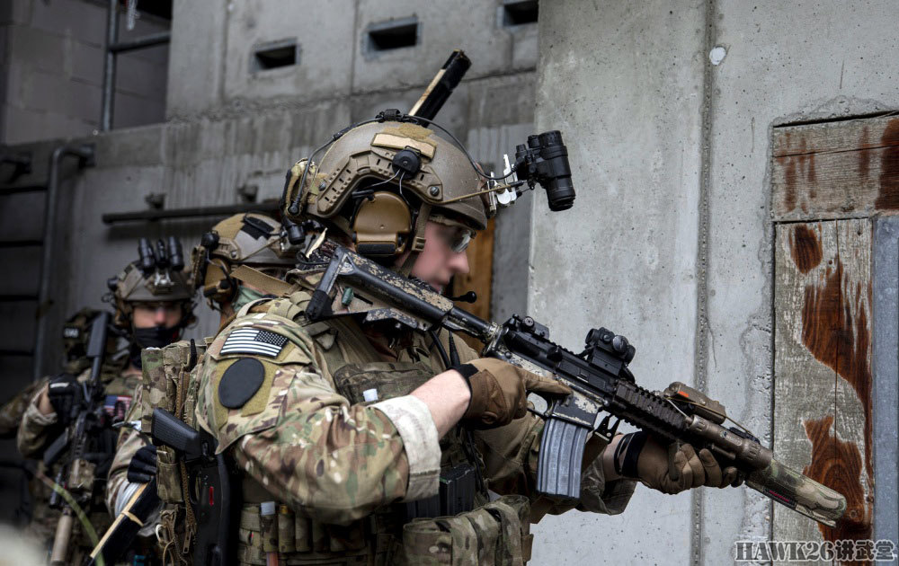 美军特种部队cqb实战演练 使用线列装药炸开房门 突袭可疑建筑_腾讯