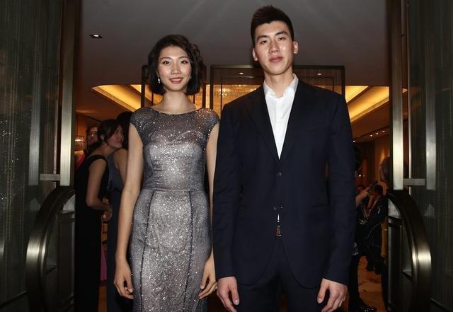 袁心玥和饶书涵在全明星赛上走秀.