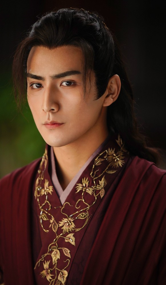 张思帆眉目清秀,眼睛干净深邃,十分撩人,简直是一张标准的古装男神脸