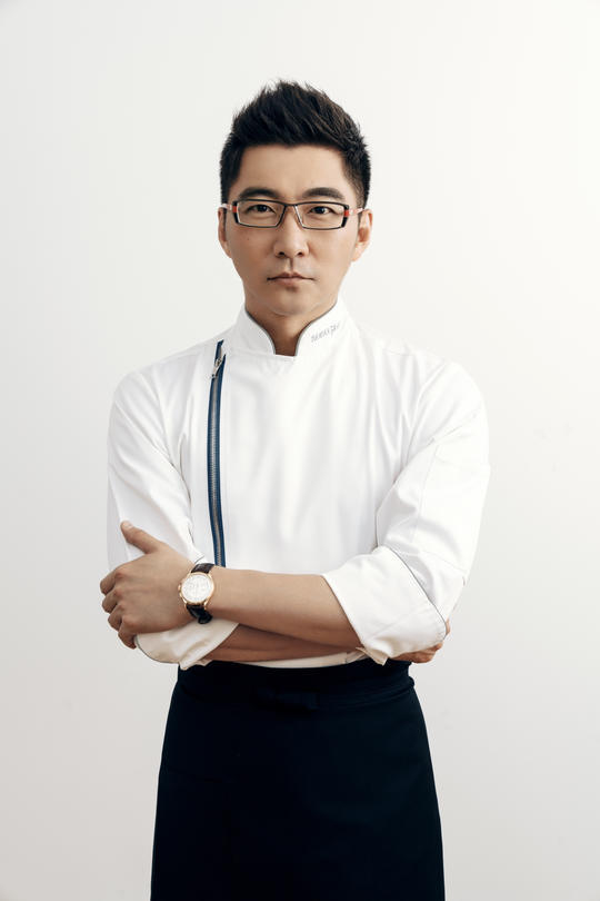 左手钢的琴右手米其林赵胤胤弹琴和烹饪都是创作