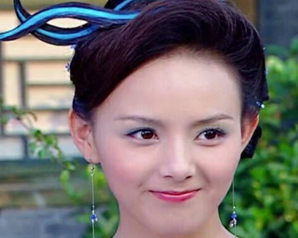 而饰演蓝儿的曹艳多是以温婉善良的形象示人,经过几