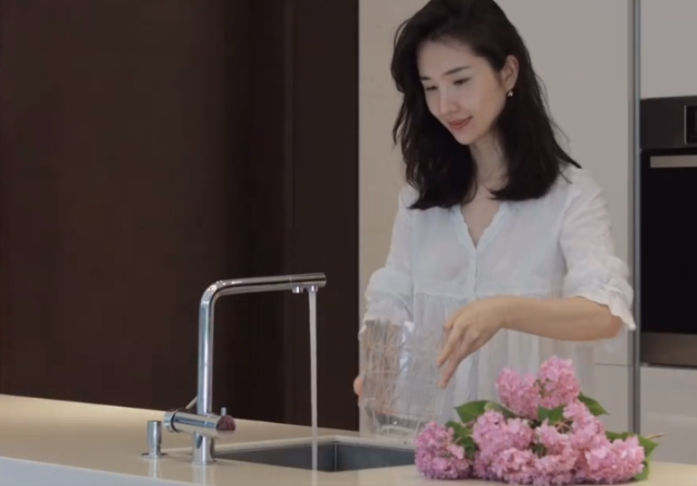 董花花素颜出镜下厨,豪宅里陪女儿玩耍,借花语表白蒋凡?