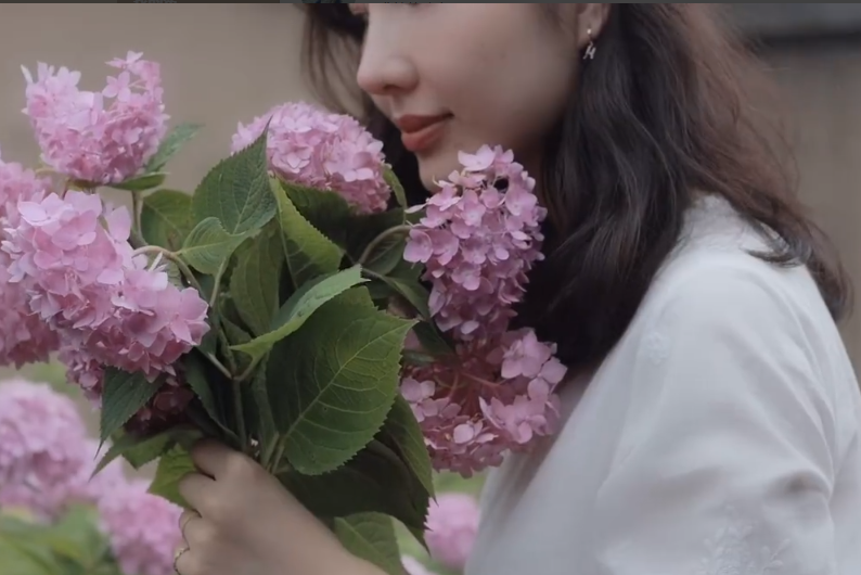 董花花素颜出镜下厨豪宅里陪女儿玩耍借花语表白蒋凡