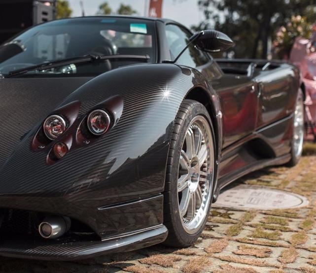 广东首台帕加尼风之子车龄15年裸碳车身挂港澳两地牌