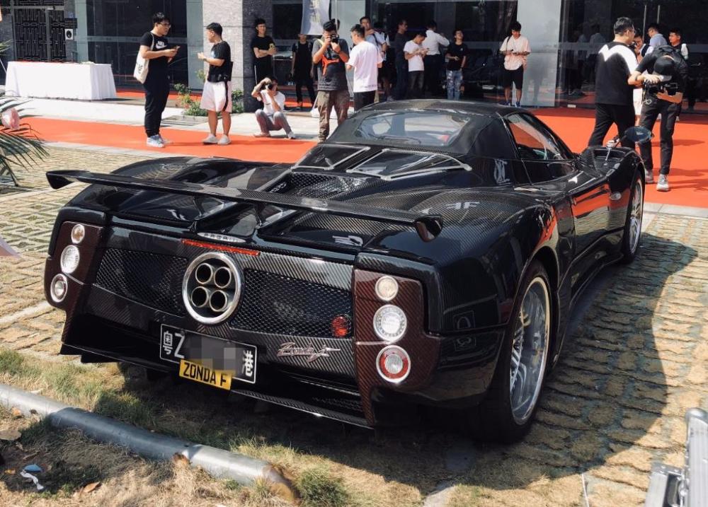 广东首台帕加尼风之子,车龄15年,裸碳车身,挂港澳两地牌_腾讯新闻