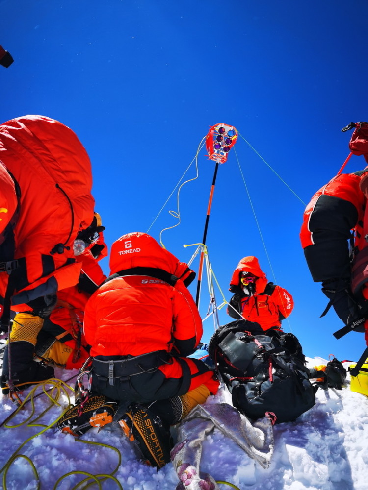 2020珠峰高程测量登山队成功登顶世界第一高峰珠穆朗玛峰_腾讯新闻