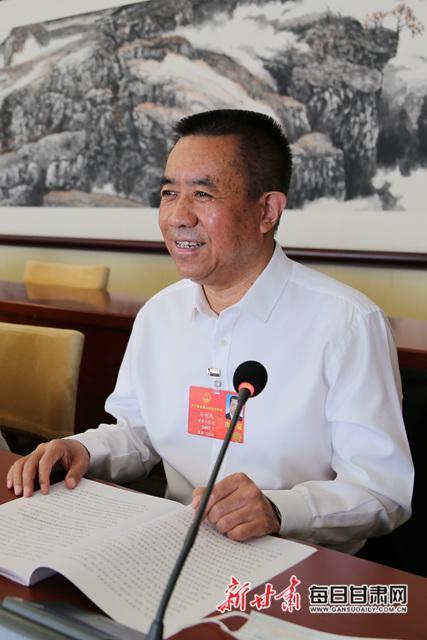 马利民代表建议将10月26日设立为全国环卫工人节