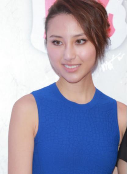 照片中是赌王何鸿燊与三姨太的长女,名叫何超云,何超云长相非常甜美