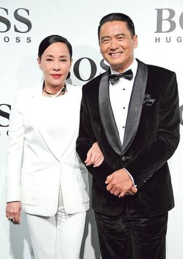周润发与老婆陈荟莲一个穿西服帅气十足一个穿连衣裙超减龄