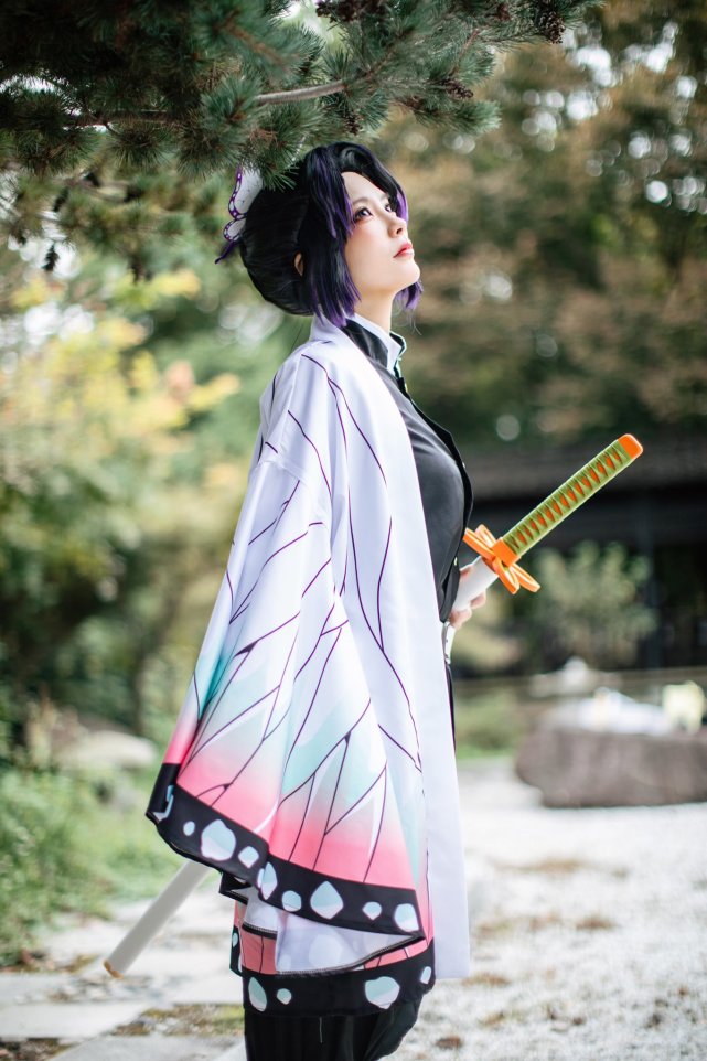 鬼灭之刃蝴蝶忍cos小姐姐的背影也太酷了吧