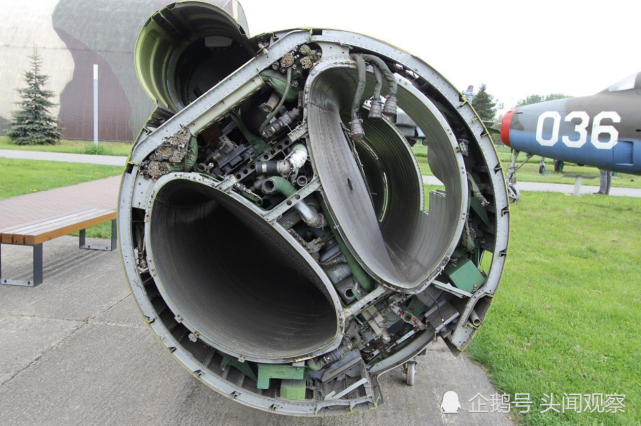 苏英战机机头切开后内部进气道对比一个绕过驾驶舱一个从驾驶员脚底