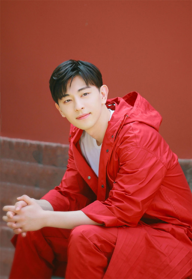 时尚潮流气质内地影视演员明星帅哥邓伦红色风衣户外阳光写真