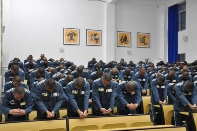 被判"无期徒刑"的犯人,在监狱老了不能动了怎么办?答案出乎意料
