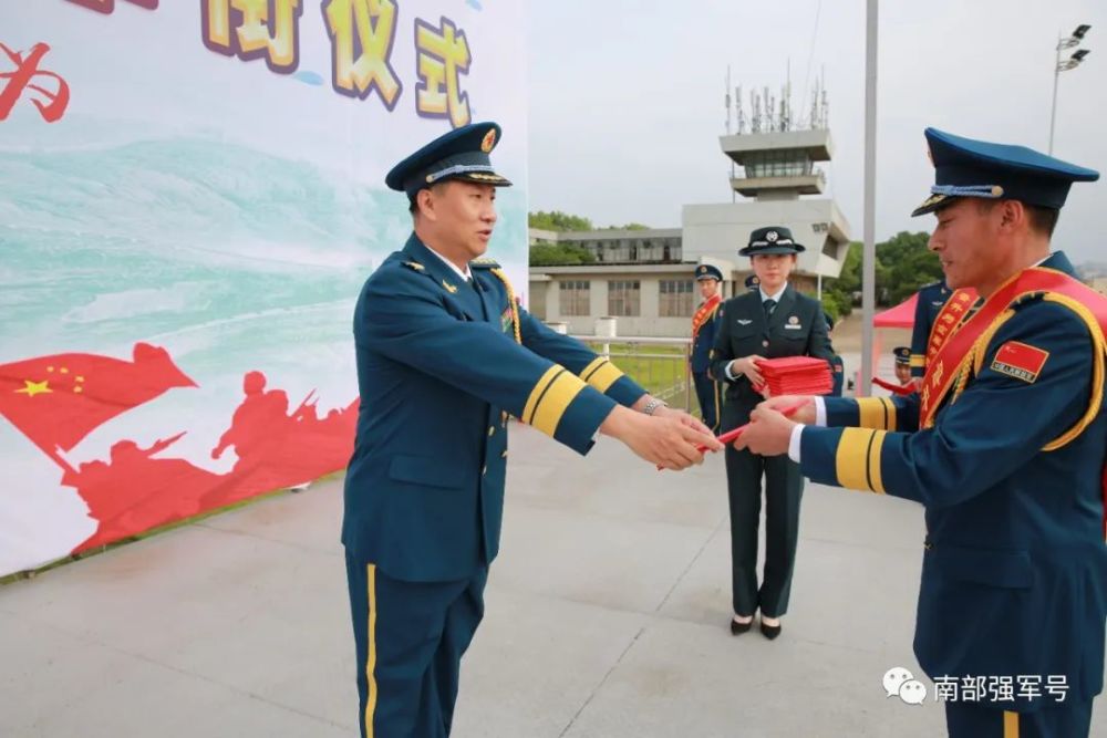在战友的瞩目下换上崭新军衔63名晋衔官兵披上红色绶带南部战区空军某