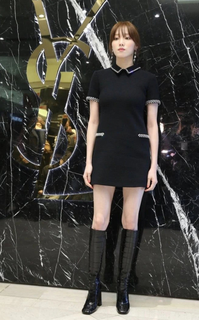 李圣经对腿过于自信了吧,不穿鞋子自动增高?这是什么神仙操作