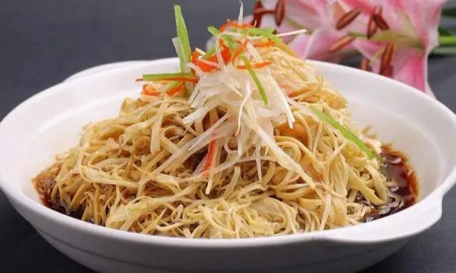 【葱油豆腐皮】主料大葱:适量;豆腐皮:适量辅料油盐酱醋:适量具体步骤