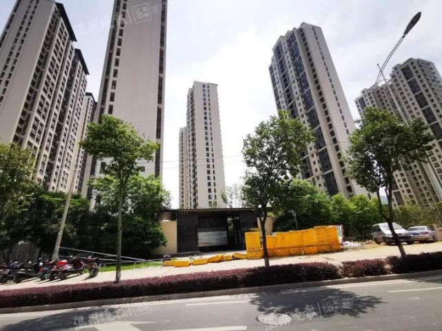 小区总共600多套房产,除安置房和非销售房产外,共卖出500多套商品房.