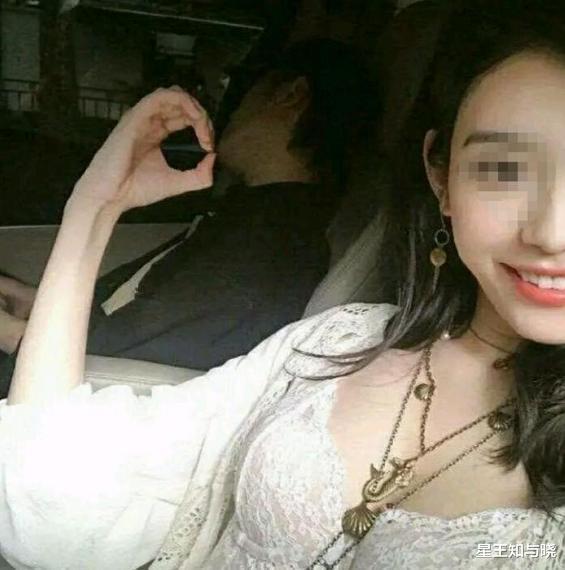 同事醉酒发晕车内倒头就睡女子手势拍照调侃留证据照片外流惹了麻烦