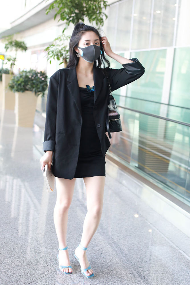 魅力散发!周洁琼穿短裙秀玉腿 边走边撩发胸前蓝蝴蝶抢镜_腾讯新闻